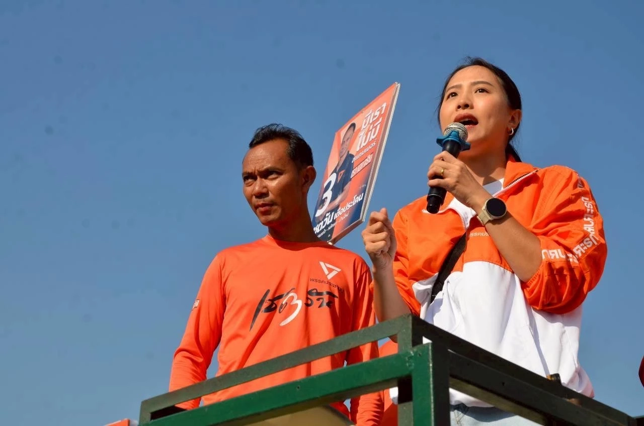 ปะทะคารมเดือด! ชาวบ้าน กับ “เชตวัน - ไอซ์ รักชนก” ปมเอาทหารหรือไม่