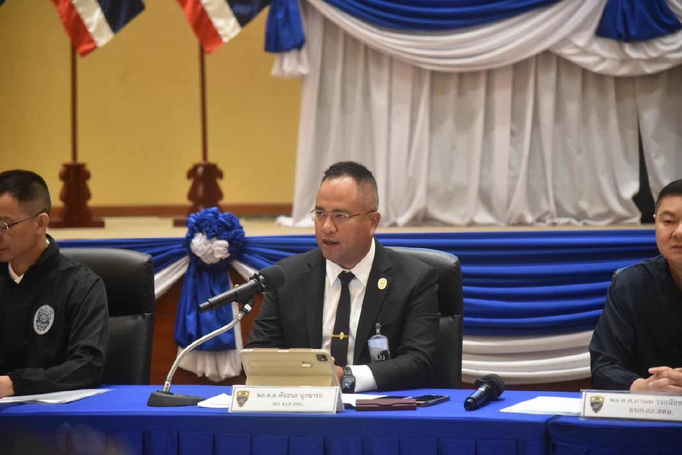 สตม.โชว์ผลงาน! รวบผู้ต้องหา "สแกมเมอร์จีน-ญี่ปุ่น" หนีซุกตัวหมู่บ้านหรู-คดี "นอมินีเกาะพะงัน"