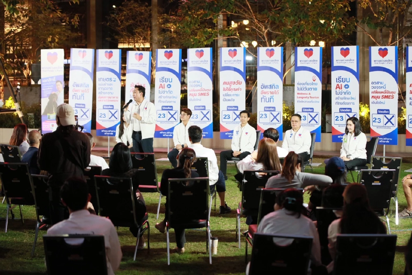 "เอกสิทธิ์" นำทัพปวงชนไทยบุกสีลม ชูนโยบายอวสานหนี้-บัตรทองหมาแมว มั่นใจทำได้ล้านเปอร์เซ็นต์