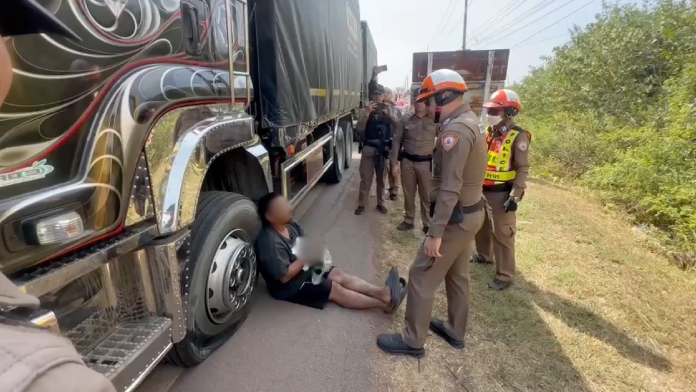 ระทึก! พ่วง 18 ล้อ โชเฟอร์เติมมาเต็มกราฟ สับหลอกซิ่งแหกด่านควันดำ