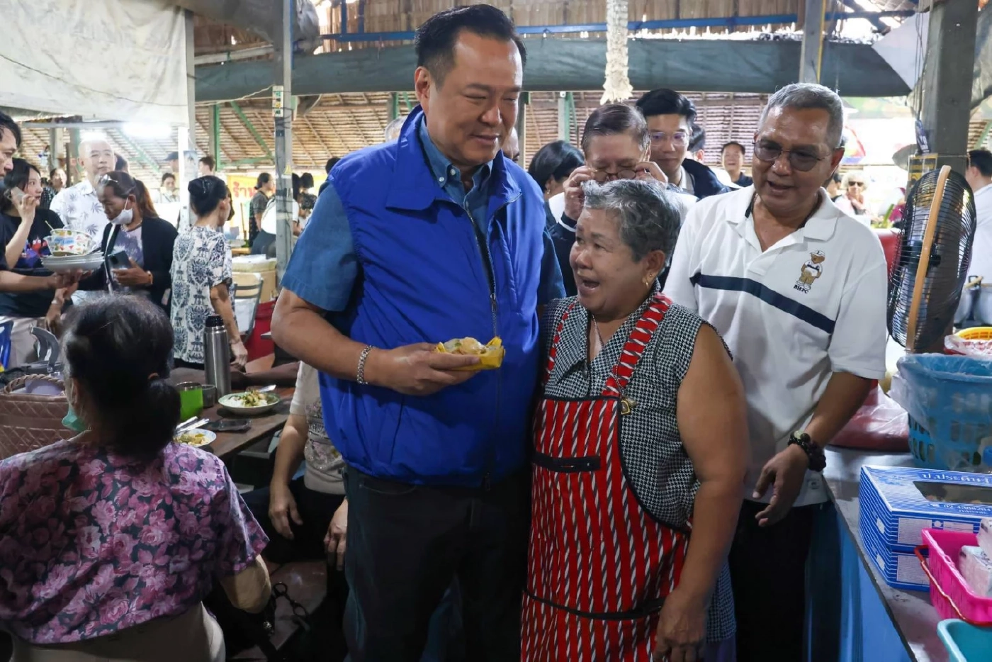 "อนุทิน" ควง "สีหศักดิ์" เดินตลาดคลองลัดมะยม แม่ค้าร้องสาน "คนละครึ่งพลัส"