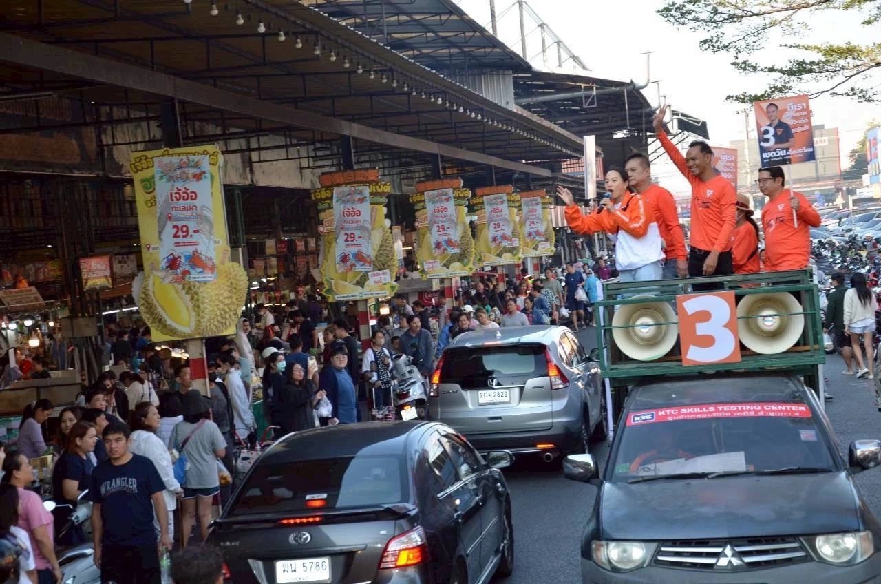 ปะทะคารมเดือด! ชาวบ้าน กับ “เชตวัน - ไอซ์ รักชนก” ปมเอาทหารหรือไม่