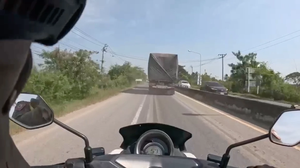 ระทึก! พ่วง 18 ล้อ โชเฟอร์เติมมาเต็มกราฟ สับหลอกซิ่งแหกด่านควันดำ