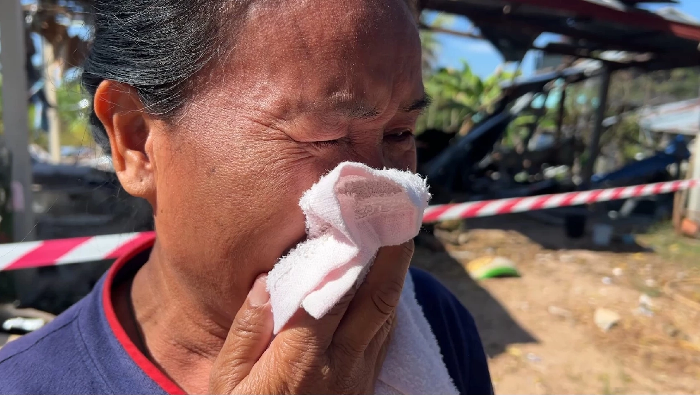 ใจสลาย! ป้าวัย 56 ร้องไห้แทบเป็นลม กลับบ้านหลังหยุดยิง พบ BM-21 ถล่มบ้านพังทั้งหลัง