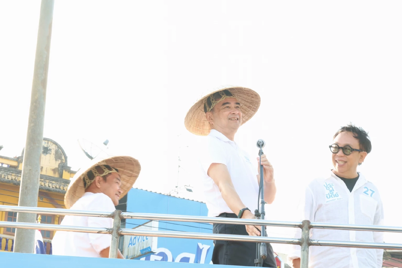 “อภิสิทธิ์” ลุยสวนทุเรียนจันทบุรี-ตราด ย้ำการเมืองสุจริต ศก.โต