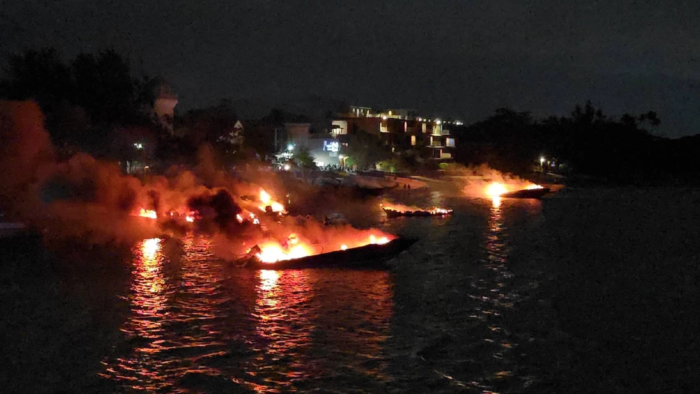 ระทึกรับอรุณ! ไฟไหม้สปีดโบ๊ท "ท่าเรืออ่าวฉลอง" วอดกว่า 10 ลำ