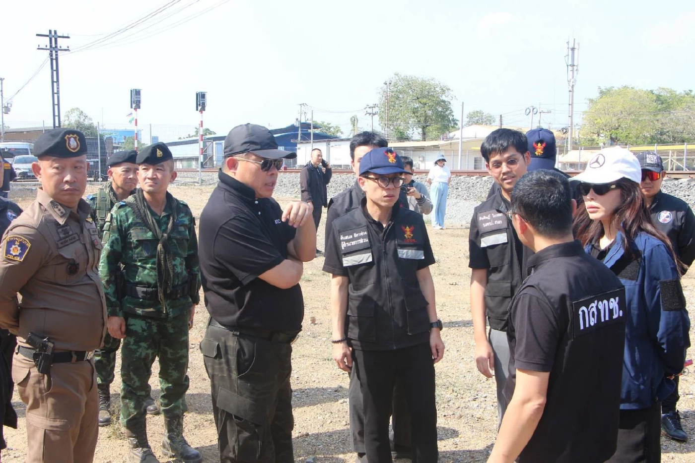 กกล.บูรพา ลุยตรวจ "ตู้เซิร์ฟเวอร์ บ.เอกชน" ลอบปล่อยสัญญาณเน็ตเข้า "ปอยเปต"