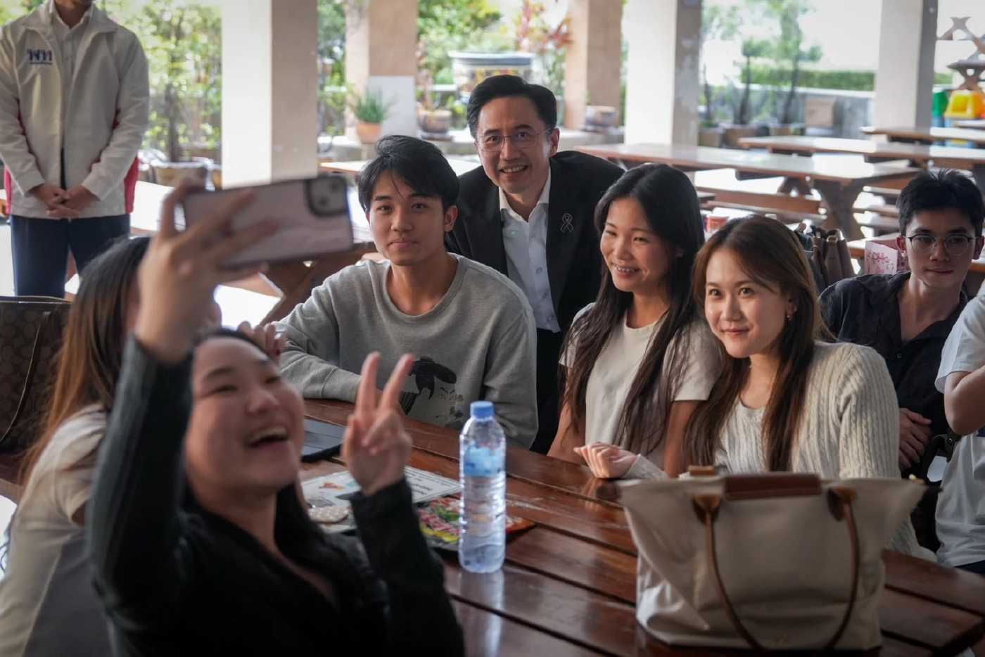 “ยศชนัน” บรรยายธรรมศาสตร์ หอประชุมแตก ขายนโยบาย นศ.เข้าฟังล้น