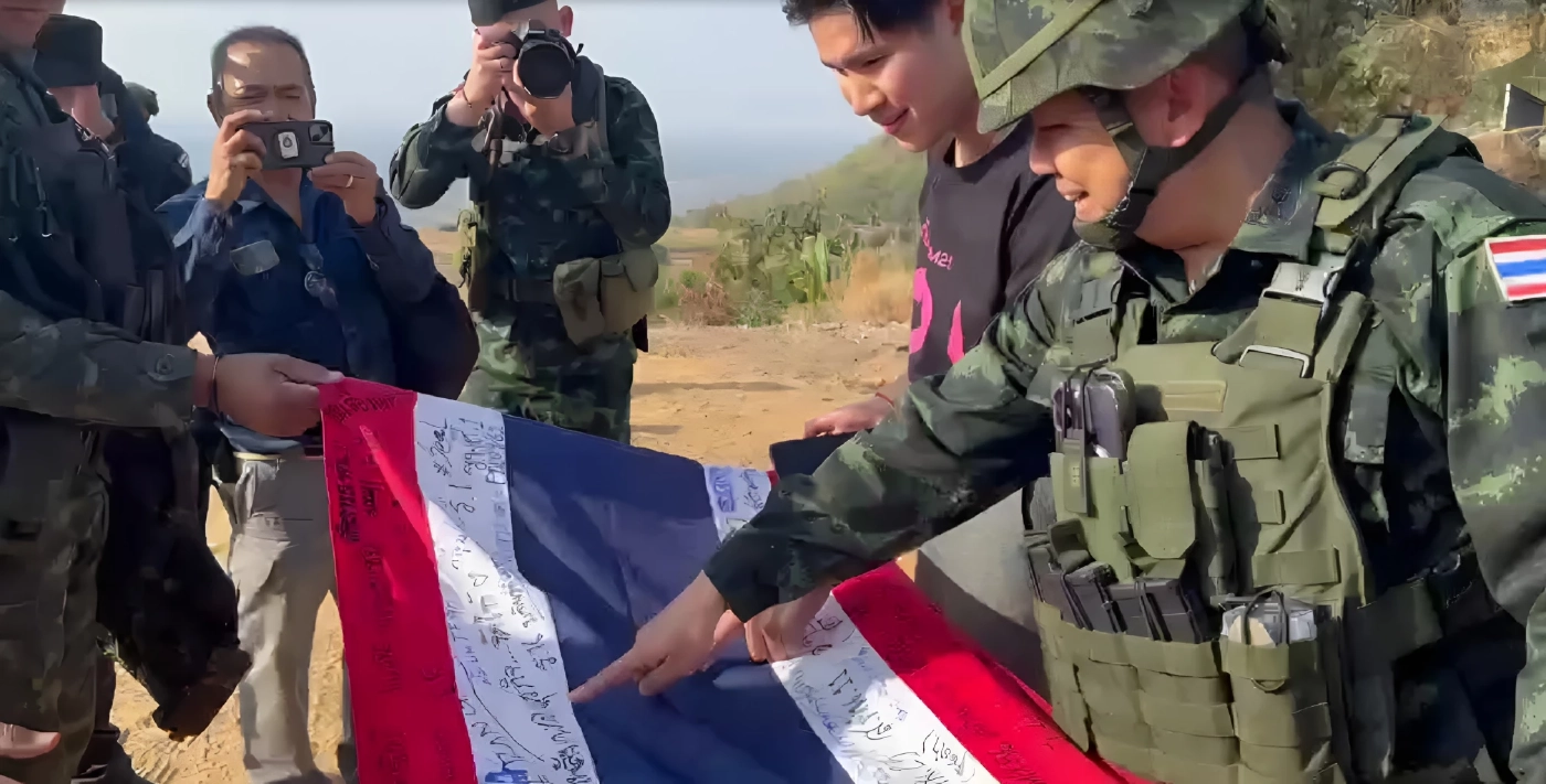 เชิญ "ธงชาติไทย" ขึ้นสู่ยอดเสา "ช่องอานม้า" จารึกชื่อ "ทหารกล้า-ไทรวมพลัง" (มีคลิป)