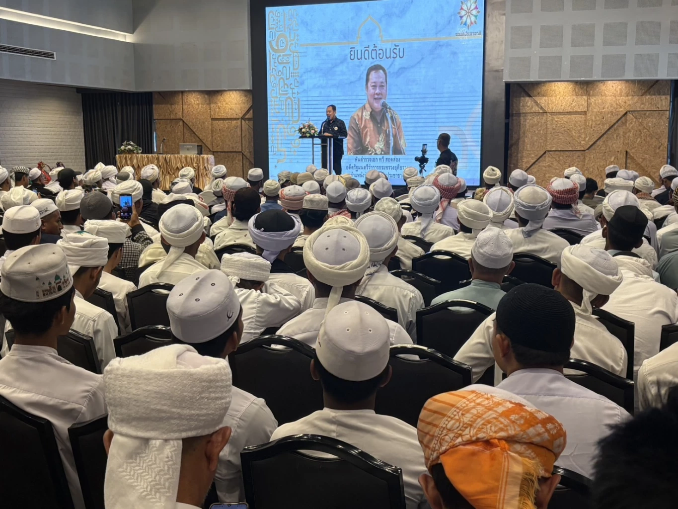 "วันนอร์- พ.ต.อ.ทวี" บุกปัตตานี พบ 1,200 โต๊ะครู ชี้ การเมือง คือ เกราะป้องศาสนา ชูยุทธศาสตร์ "สันติภาพสมดุล"