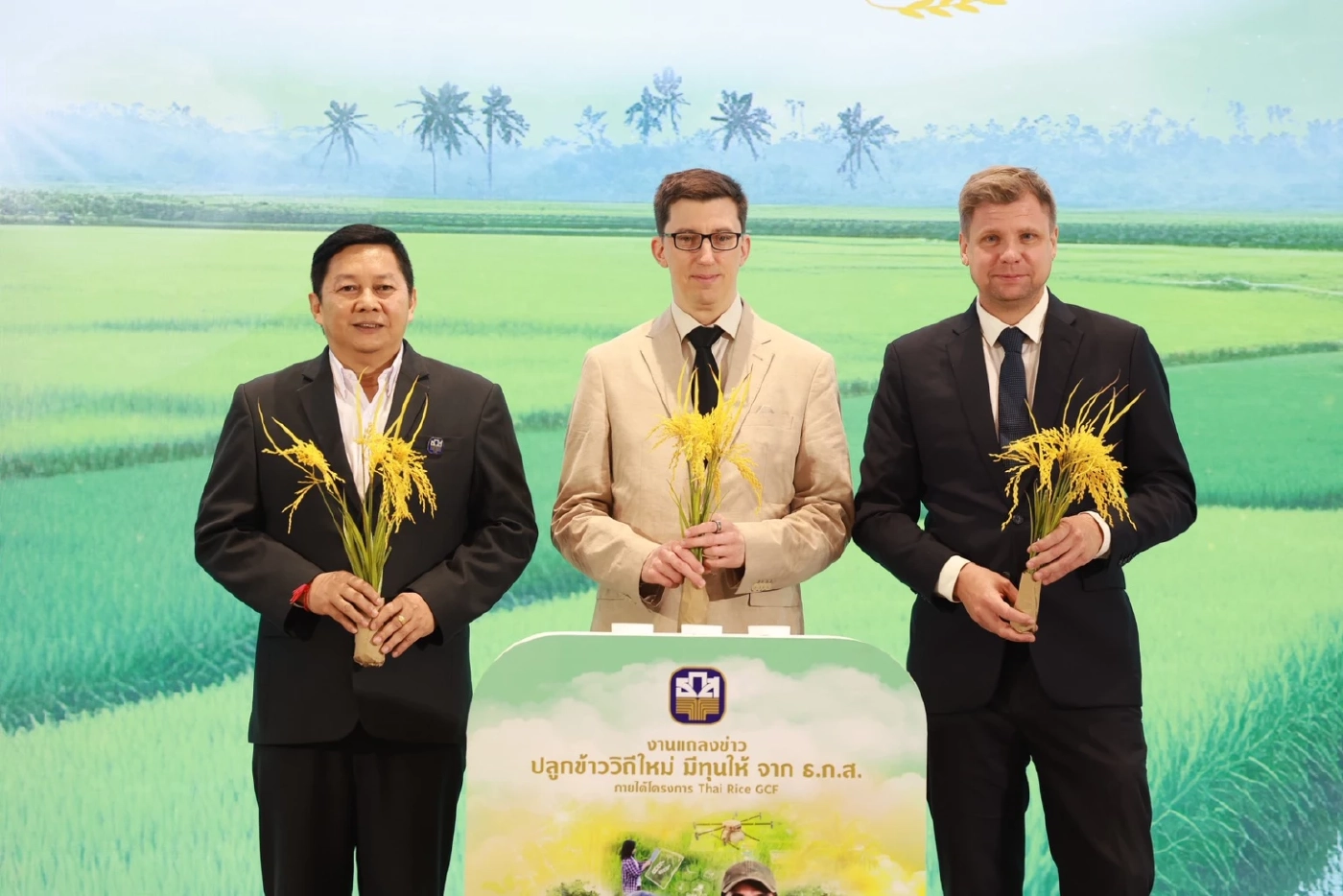 ธ.ก.ส.- GIZ หนุนเกษตรกรปลูกข้าววิถีใหม่ 'เงินอุดหนุน-สินเชื่อ'