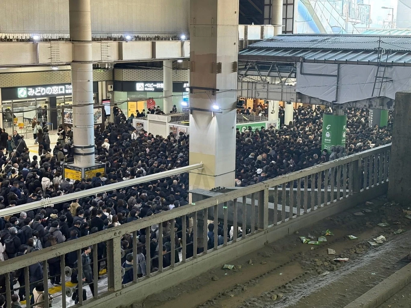 'ศุกร์วิปโยค' รถไฟโตเกียวล่ม! กระทบ 6 แสนคนระทึกลงเดินบนราง - กู้ไฟไม่ฟื้นทำอัมพาต 8 ชม.