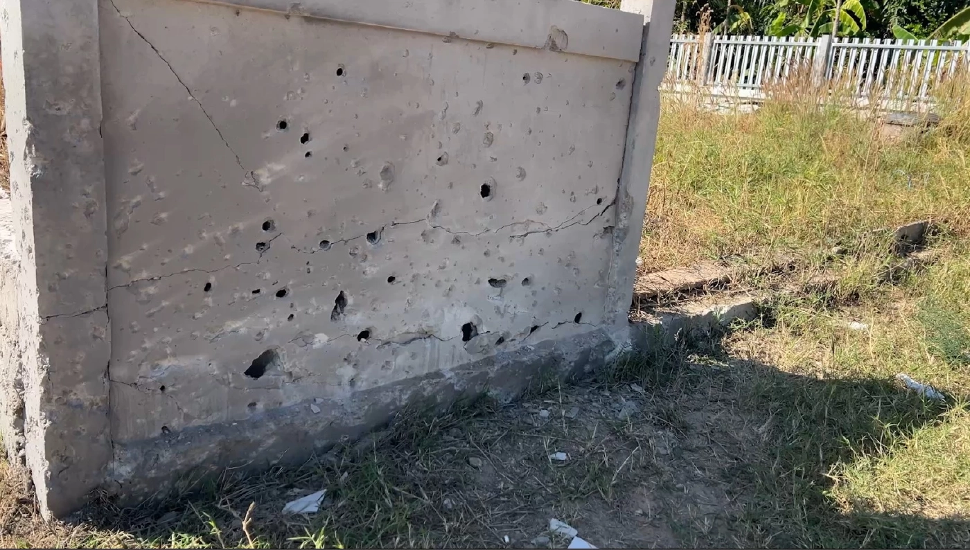 ใจสลาย! ป้าวัย 56 ร้องไห้แทบเป็นลม กลับบ้านหลังหยุดยิง พบ BM-21 ถล่มบ้านพังทั้งหลัง