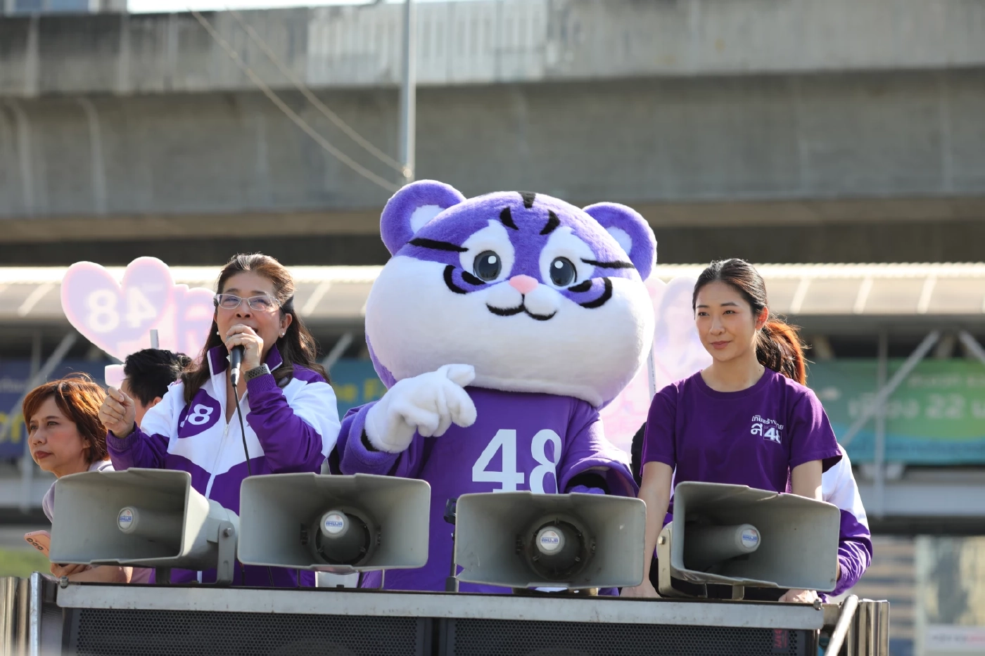 "สุดารัตน์" บุกอโศก-รามคำแหง ชูปราบคอร์รัปชัน 5 แสนล้าน