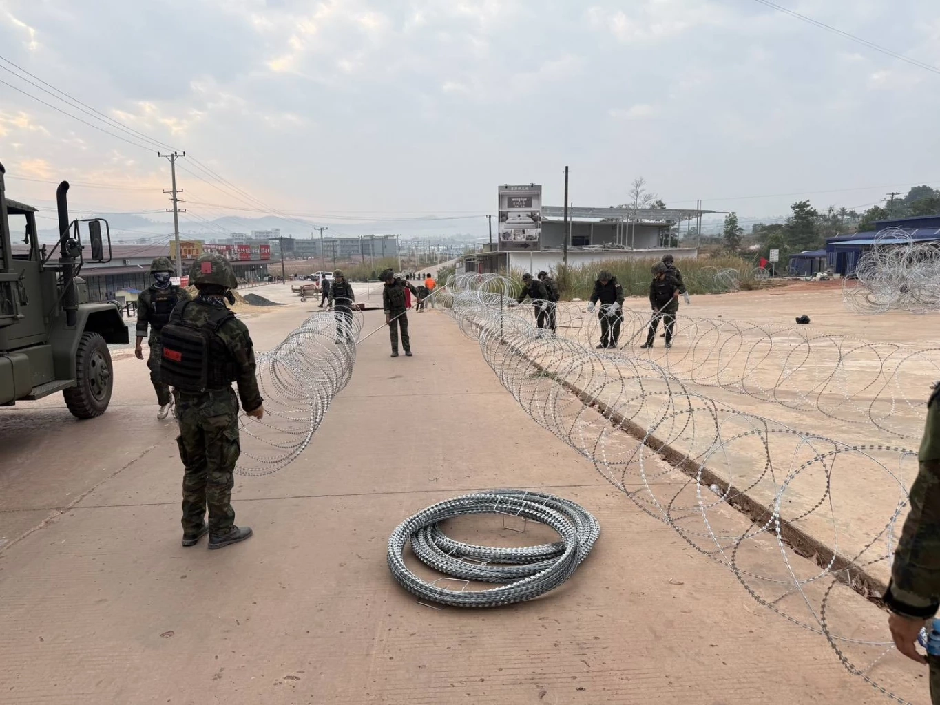 เปิดคลิป! ฉก.นย.ตราด เข้ายับยั้ง "ชาวจีนรื้อรั้วลวดหนาม" บ้านท่าเส้นโดยพลการ