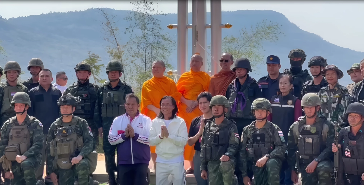 เชิญ "ธงชาติไทย" ขึ้นสู่ยอดเสา "ช่องอานม้า" จารึกชื่อ "ทหารกล้า-ไทรวมพลัง" (มีคลิป)