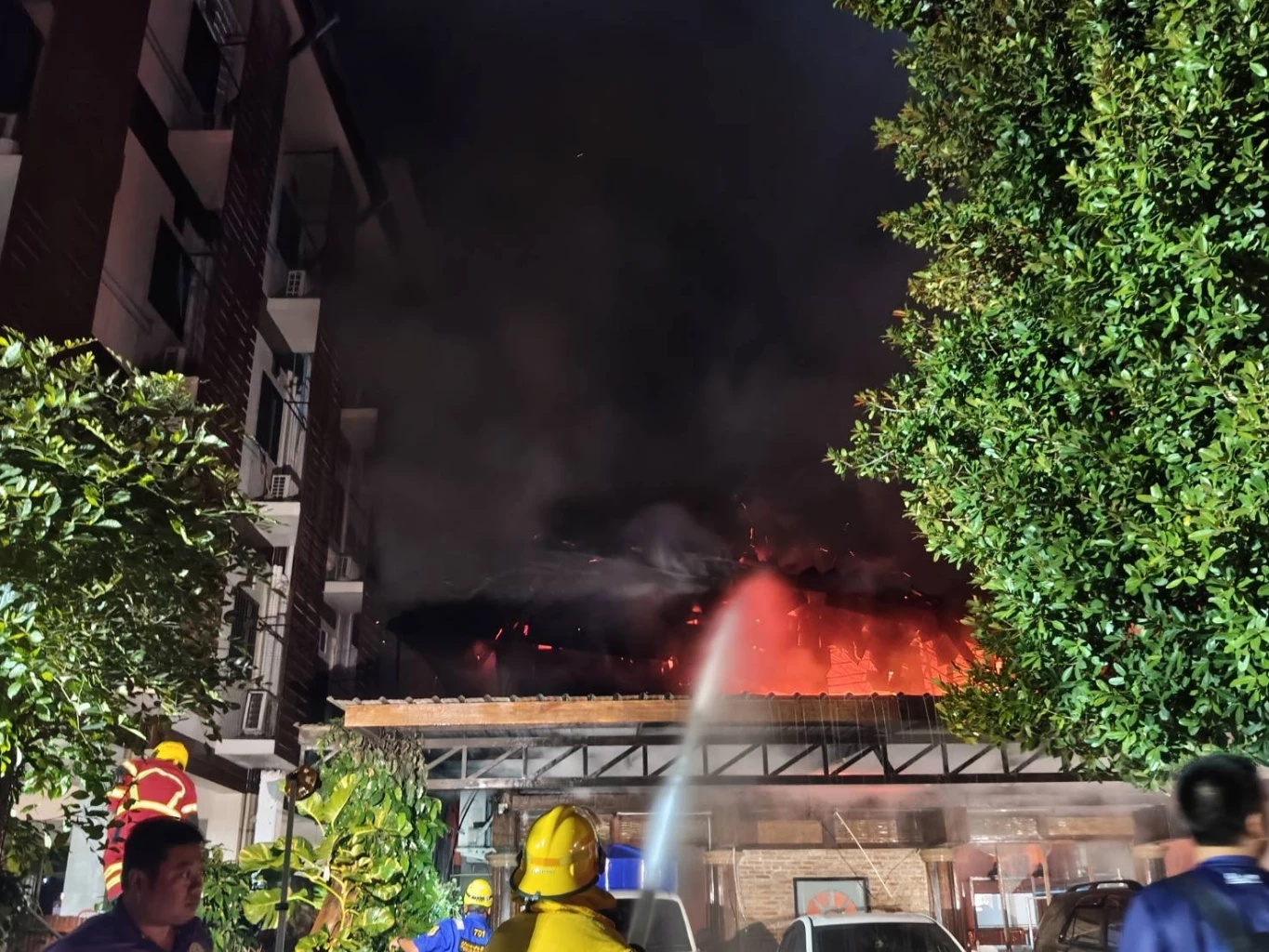 สุดสลด! ไฟไหม้บ้านแฝด ดับยกครัว 5 ศพ พ่อแม่ลูกแฝด 5 ขวบหนีไม่ทัน