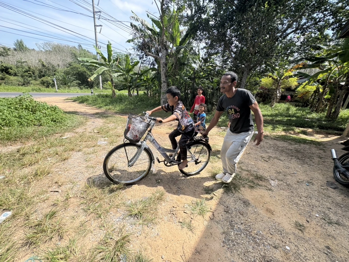 “สื่อใต้-เนชั่น-วิริยะ” มอบของขวัญ “เด็กที่ไปไม่ถึงวันเด็ก”