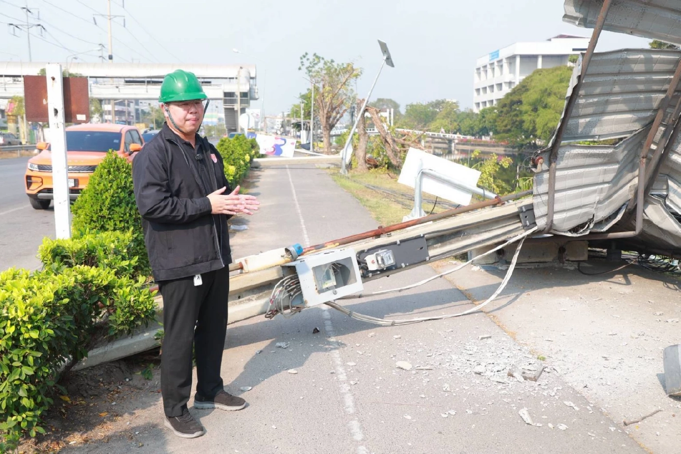 MEA ระดมทีม 200 ชีวิต กู้ระบบไฟฟ้าบางปู หลังรถบรรทุกเกี่ยวสายทำเสาฟ้าร่วง 70 ต้น คาดจ่ายไฟคืนได้ครบภายในเที่ยงคืนวันนี้