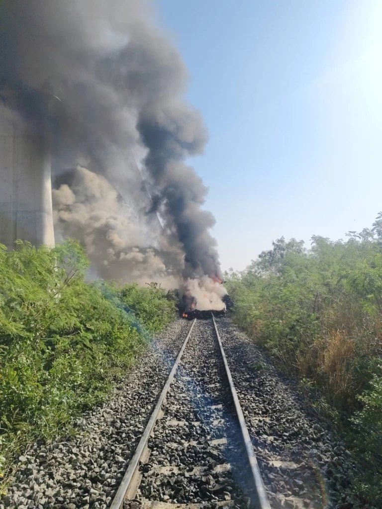 ด่วน! เครนล้มขวางรถไฟ พุ่งชนไฟท่วม เบื้องต้นดับ 7 ติดในซากหลายราย