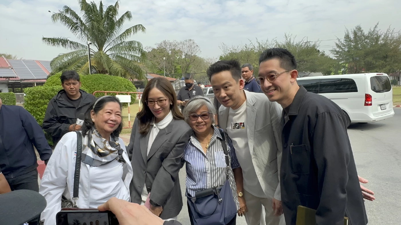 เยี่ยมครั้งที่ 35! "โอ๊ค-เอม" เข้าเยี่ยม "ทักษิณ" ปัดตอบเรื่อง "พักโทษ"