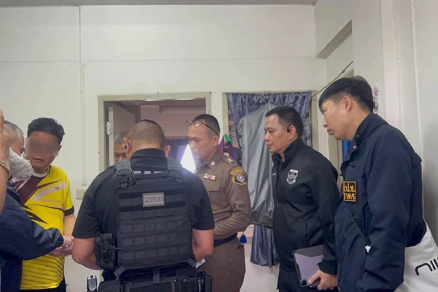 บุกจับ "ปลัดอำเภอ-จนท.รวม 6 ราย" สวมสิทธิ์คนไทยให้ "จีนเทา"