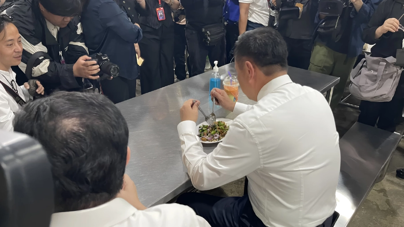 "อนุทิน" เดินตลาดนางเลิ้ง ชาวบ้านชมตัวจริงหล่อ อวยพร กลับมาเป็น "นายกฯ"