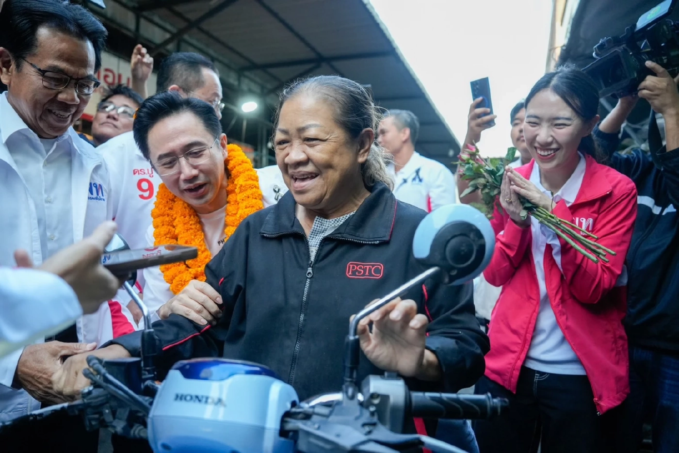 "ยศชนัน" ลุยสระบุรี ชาวบ้านคล้อง "พวงมาลัยกะหรี่ปั๊บ" มั่นใจกวาด สส. ยกจังหวัด