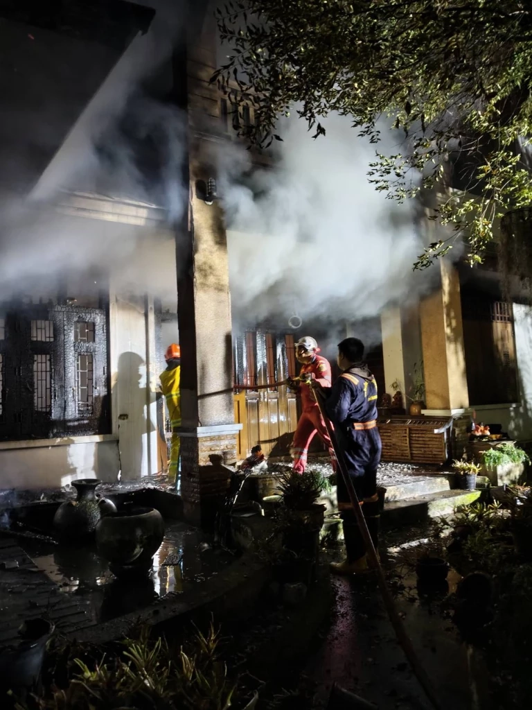 สุดสลด! ไฟไหม้บ้านแฝด ดับยกครัว 5 ศพ พ่อแม่ลูกแฝด 5 ขวบหนีไม่ทัน