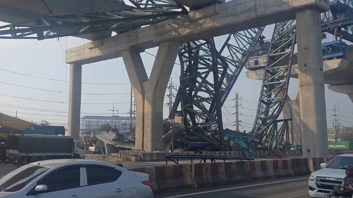 เปิดคลิป! "เครนถล่ม" ทับกระบะ ดับสยอง 2 ราย ถนนพระราม2 ขาออก ก่อนขึ้นสะพานท่าจีน