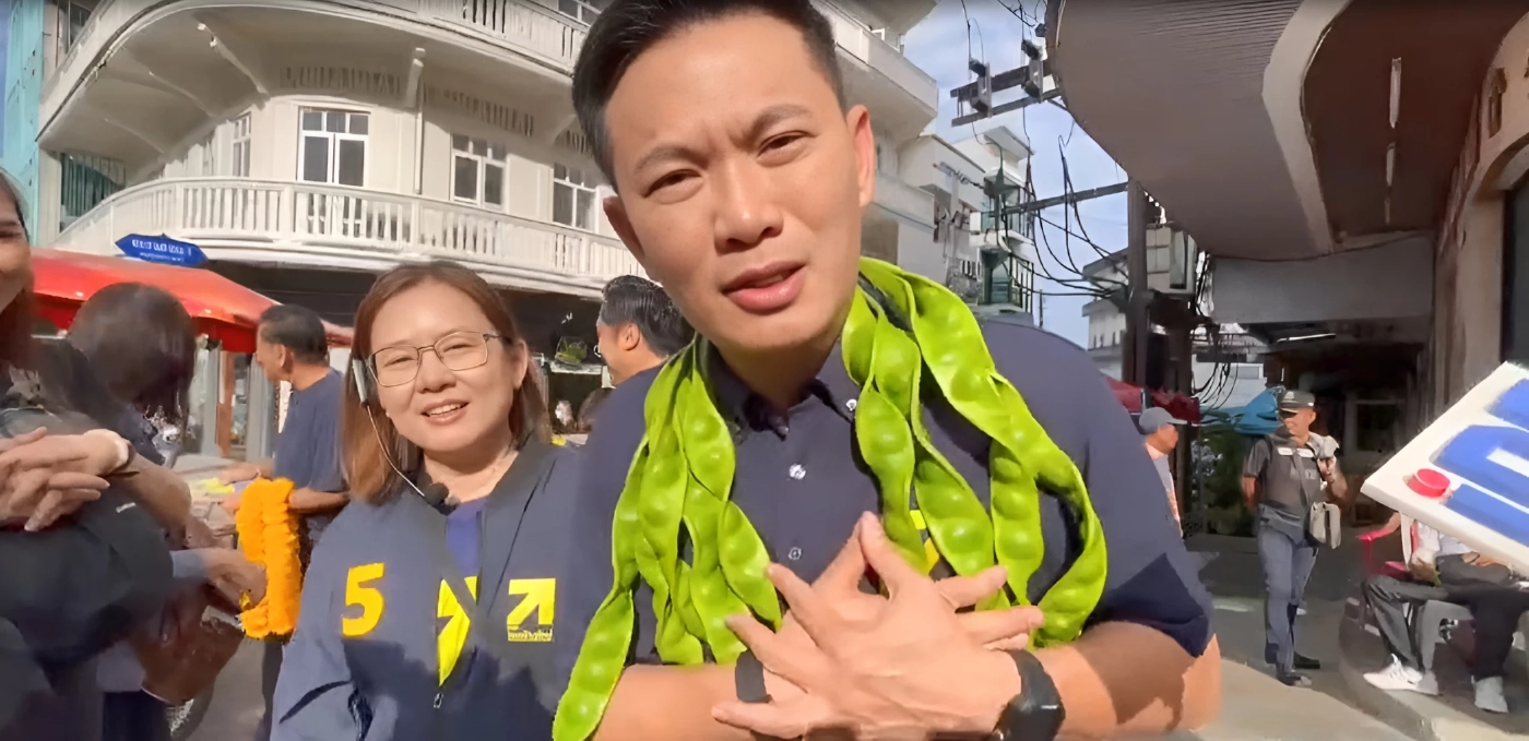 ถึงถิ่นตรัง! "ดร.เอ้" รับพวงมาลัยสะตอ หยอดหวาน "เมนูโปรด" (มีคลิป)