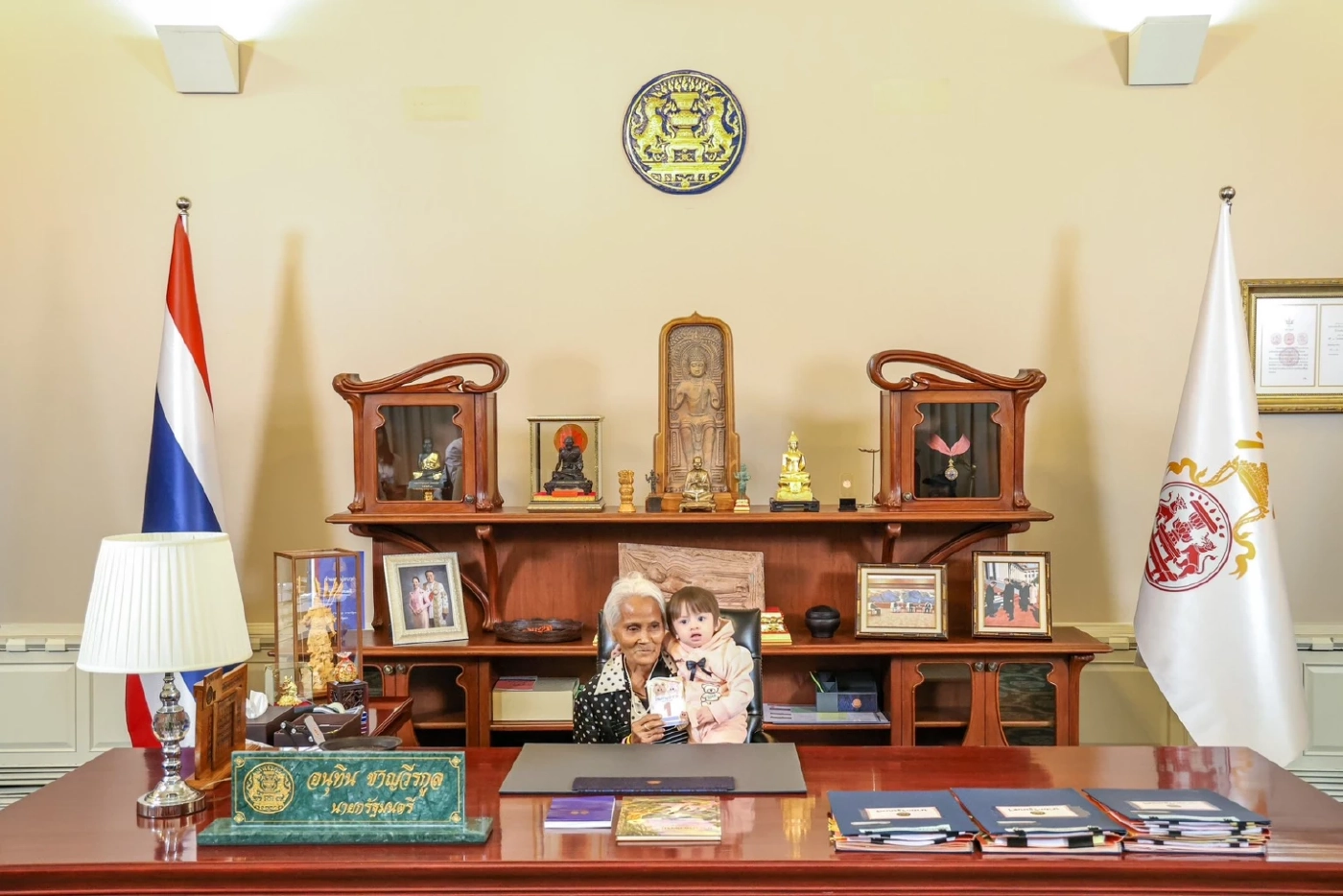 ทำเนียบรัฐบาลคึกคัก! "น้องชมพู่" 1 ขวบ 4 เดือน ประเดิมคิวแรกนั่ง "เก้าอี้นายกฯ"