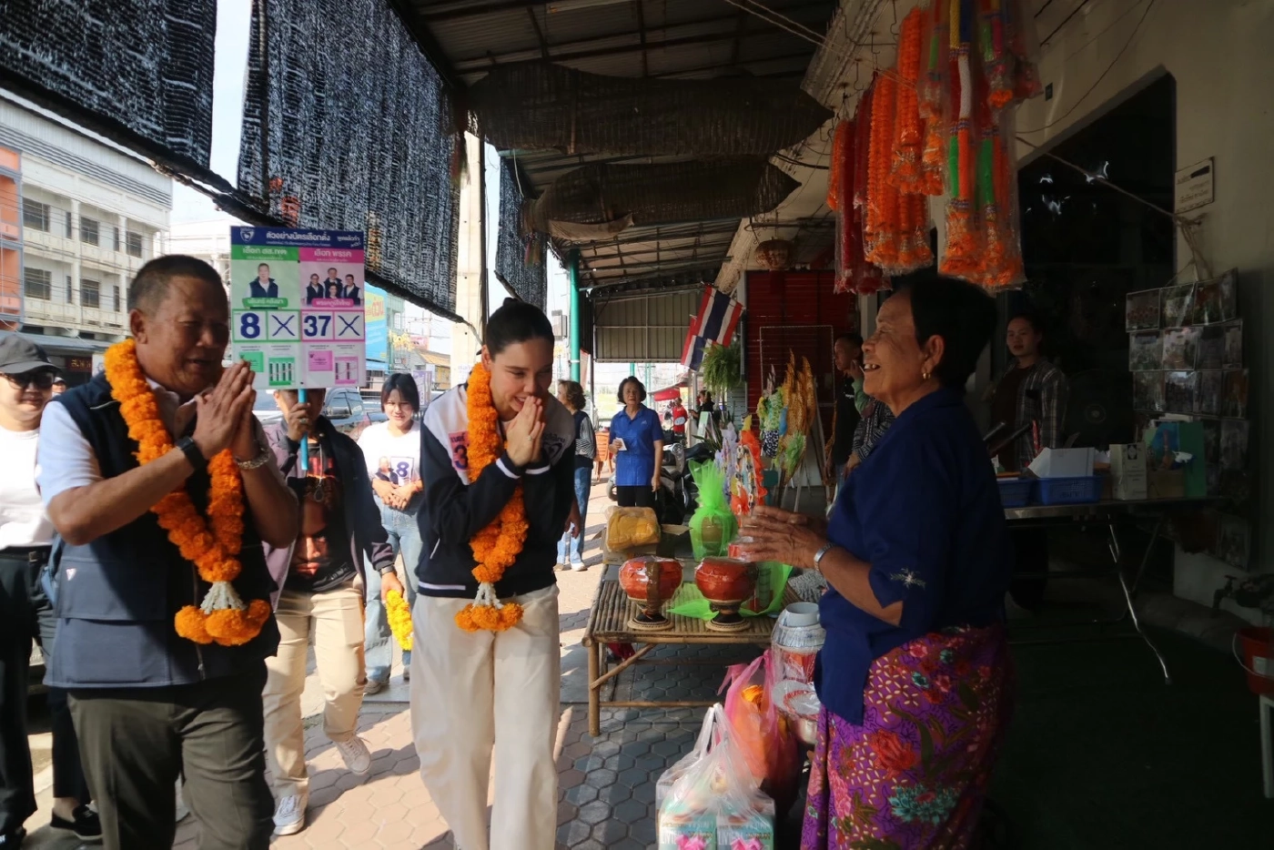 "ซาบีดา" ควง "มัลลิกา" ขอคะแนนเสียงชาวลพบุรีขอโอกาสทำงานต่อ