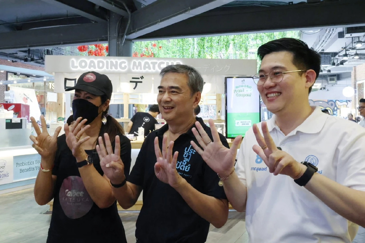 "อภิสิทธิ์" ควงผู้สมัครขอคะแนนคนกรุงฯ ชวนสร้างการเมืองสุจริต