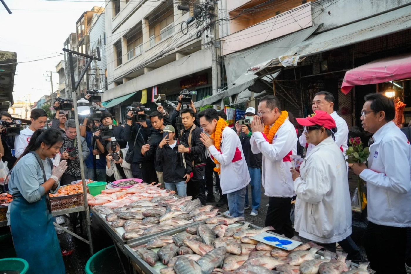 "ยศชนัน" ลุยสระบุรี ชาวบ้านคล้อง "พวงมาลัยกะหรี่ปั๊บ" มั่นใจกวาด สส. ยกจังหวัด