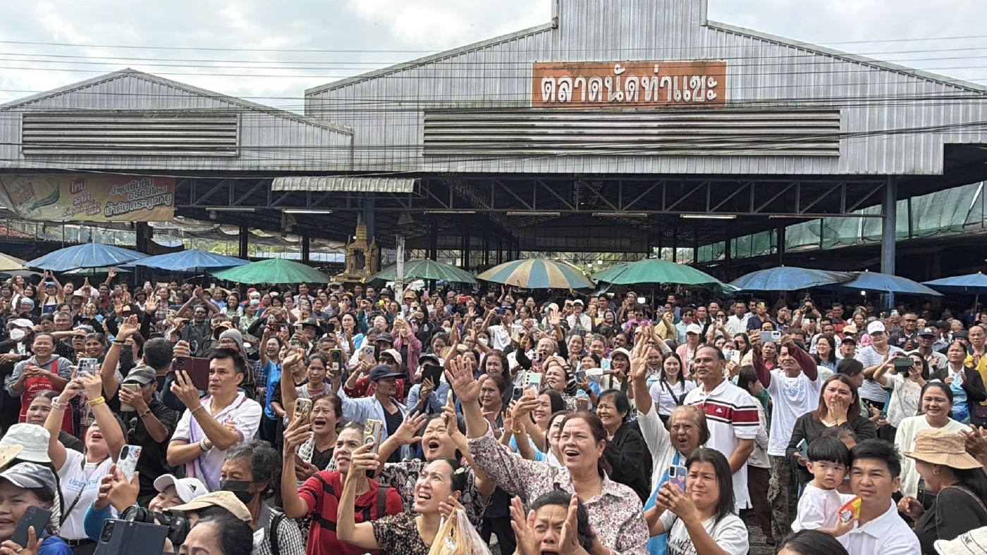 "อภิสิทธิ์" ยกทัพบุก "ชุมพร" FC แห่ต้อนรับกระหึ่มท่าแซะ