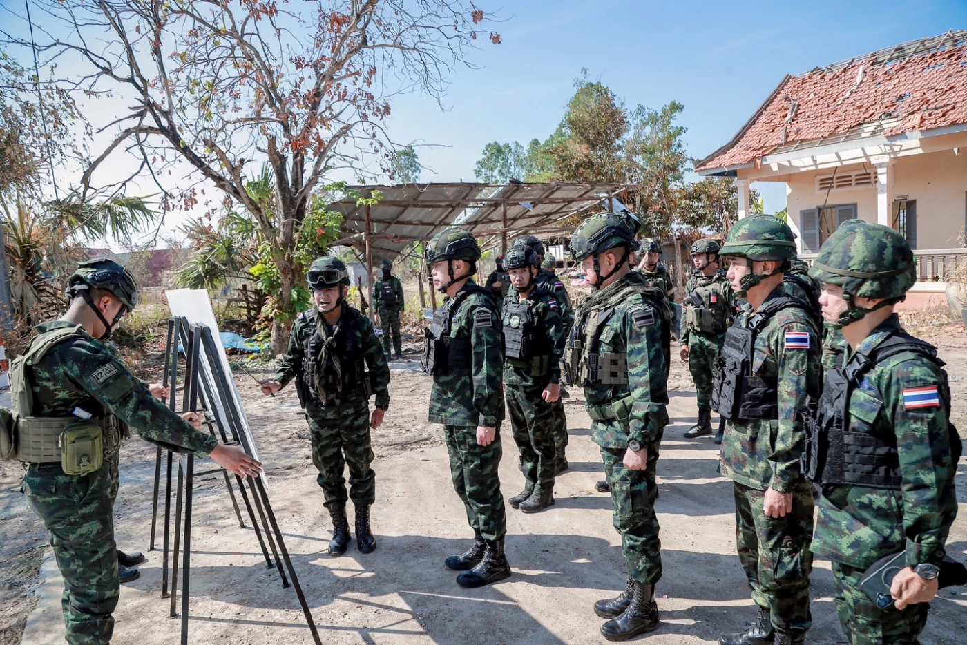 "มทภ.1" ตรวจป้องกันการรุกชายแดน บ.หนองจาน จ.สระแก้ว (มีคลิป)