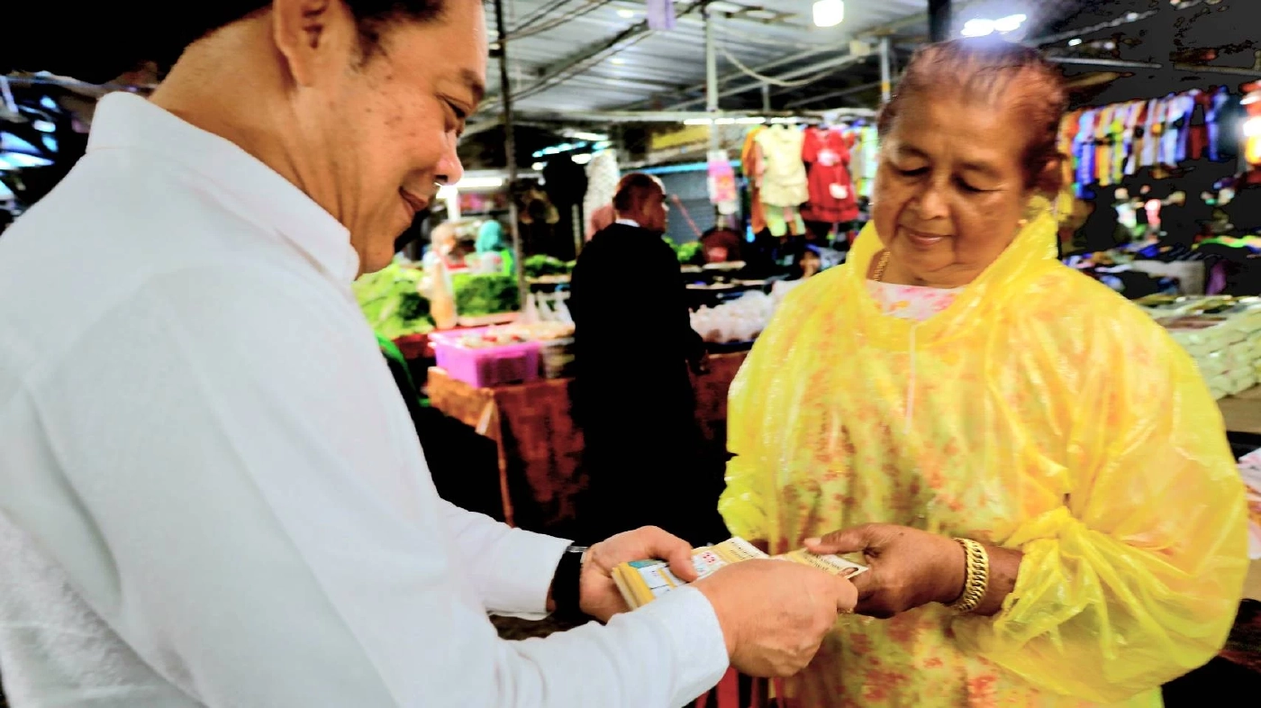 “พ.ต.อ.ทวี” นำทีมประชาชาติ ลุย "ตลาดพิธาน" นราฯ ชาวบ้านแห่ต้อนรับคึกคัก ชูแก้หนี้-ยาเสพติด มั่นใจกวาดแต้มพื้นที่