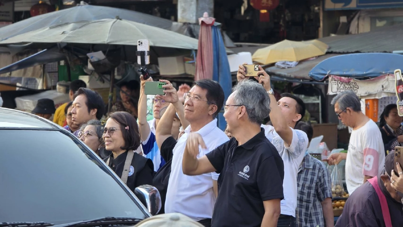 "อภิสิทธิ์​" บุกกรุงเก่าขอคะแนน-แม่ค้าหยอดพร้อมยกให้หมดบ้าน