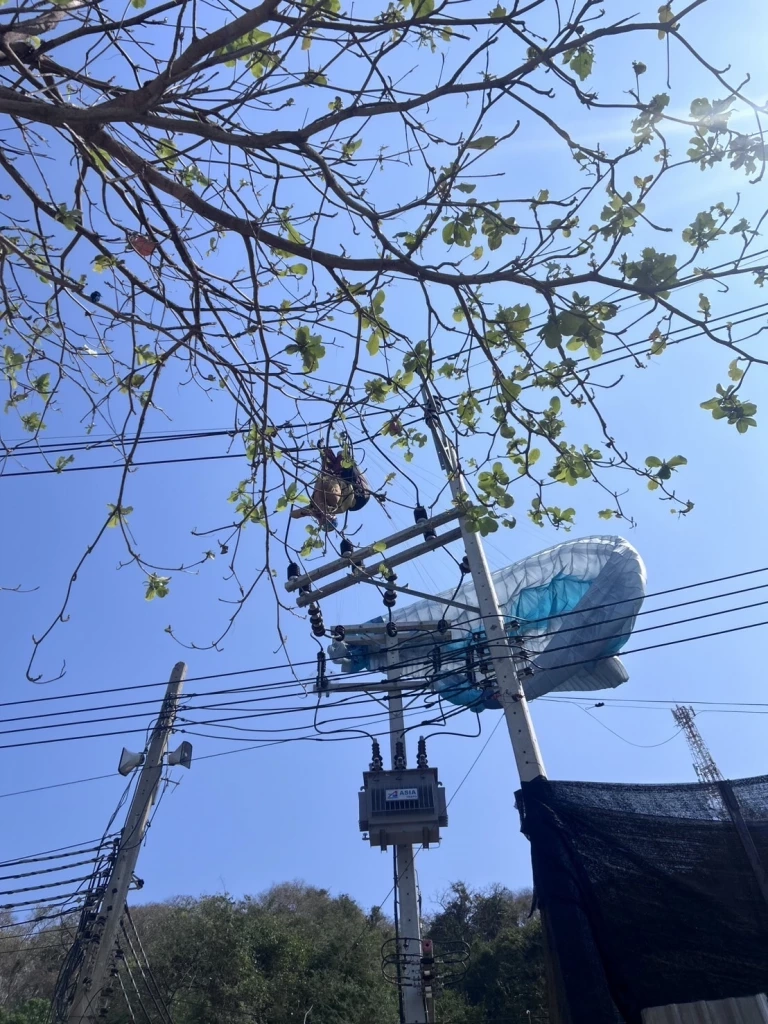 ด่วน! นักกีฬาร่มบิน ร่อนร่มพลาดไปติดยอดเสาไฟฟ้าแรงสูง ทำไฟดับทั้งเกาะล้าน