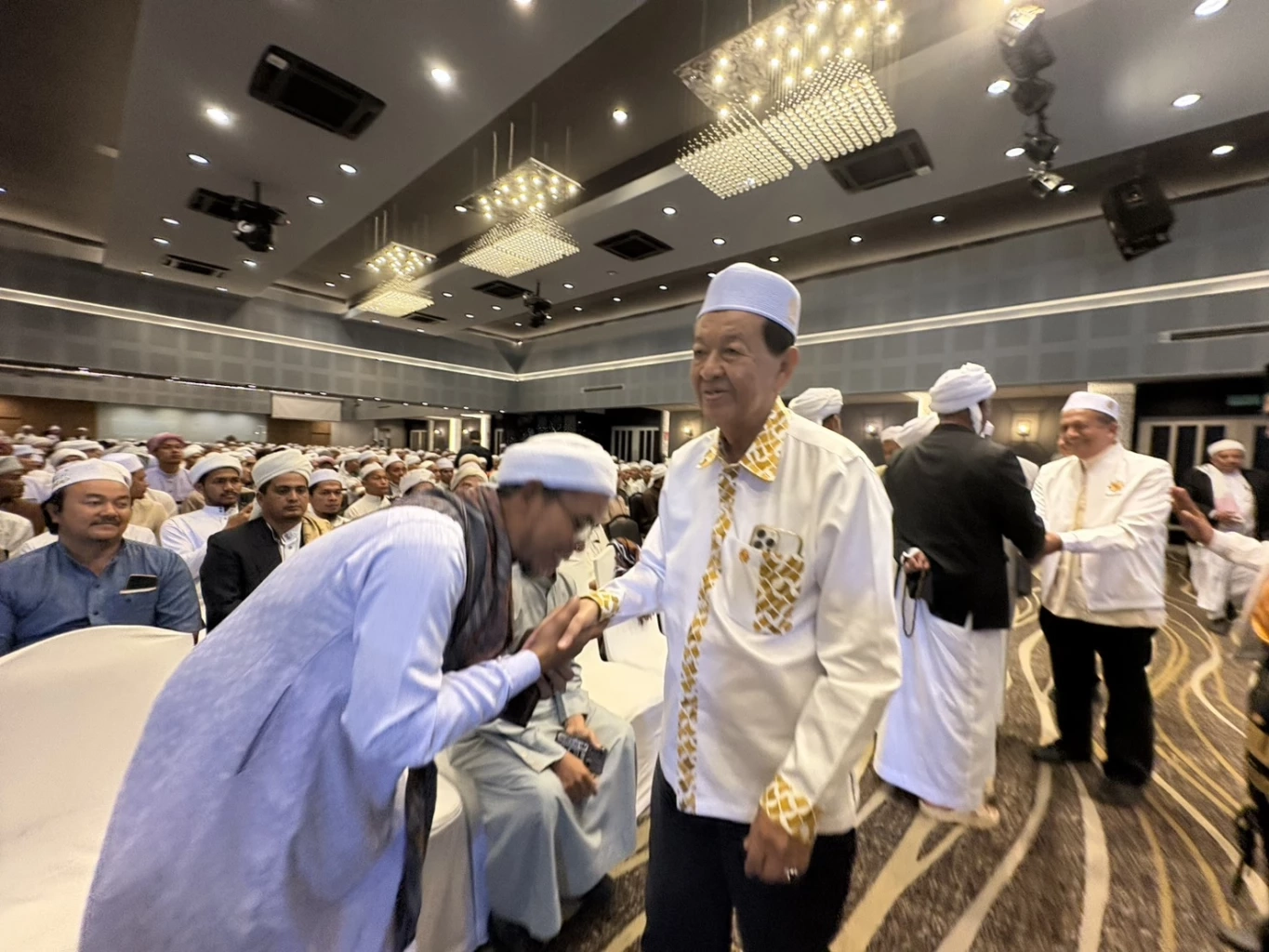 "วันนอร์- พ.ต.อ.ทวี" บุกปัตตานี พบ 1,200 โต๊ะครู ชี้ การเมือง คือ เกราะป้องศาสนา ชูยุทธศาสตร์ "สันติภาพสมดุล"