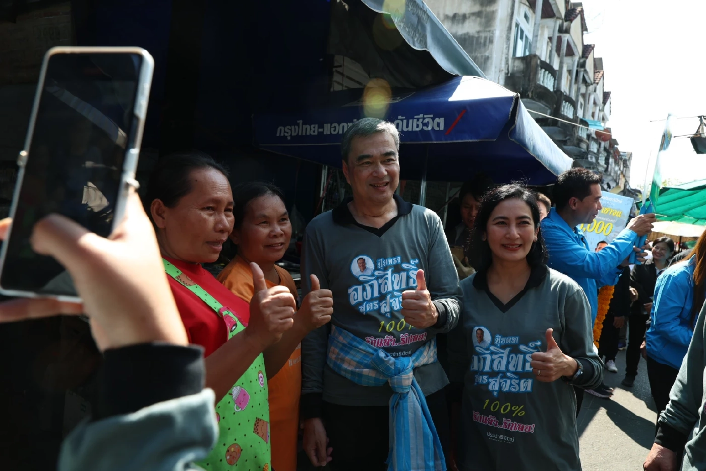 มาร์คหาเสียงอุบลฯ สวมเสื้อ "ปุ๋ยอภิสิทธิ์ สุจริต ไม่เทาเด้อ!"