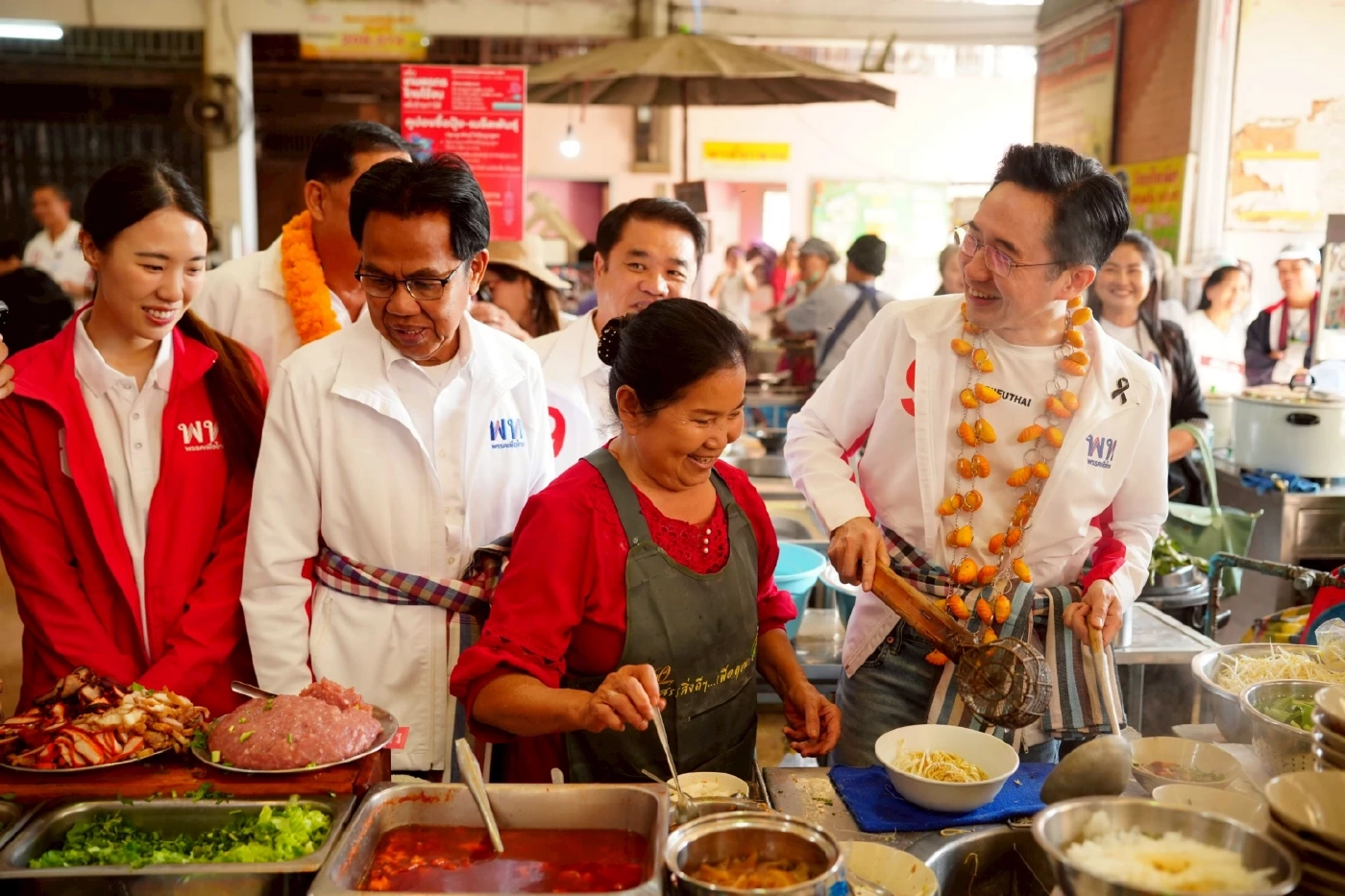 "ยศชนัน" ลุยสระบุรี ชาวบ้านคล้อง "พวงมาลัยกะหรี่ปั๊บ" มั่นใจกวาด สส. ยกจังหวัด