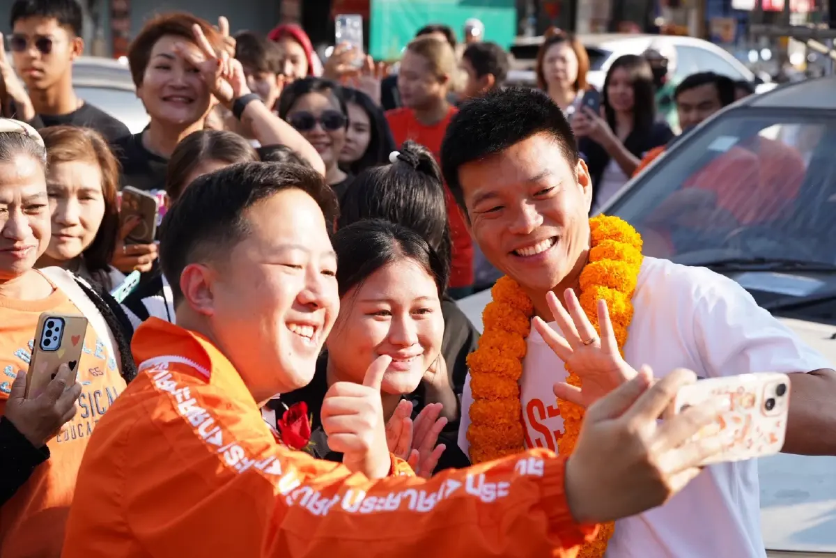 ปลุกกระแสส้ม! "เท้ง" นำทีม "พรรคประชาชน" ลงพื้นที่เติมพลังใจ "ชาวเมืองกาญจน์"