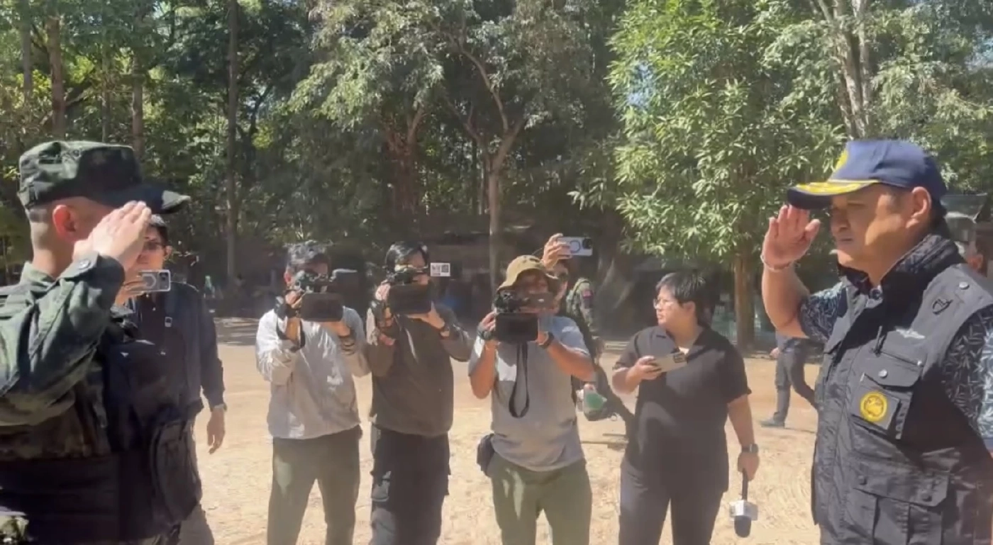 นายกฯ ล้อมวงกินข้าว-มอบเหรียญครุฑให้กำลังใจทหารแนวหน้าฐานปฏิบัติการภูหลวง