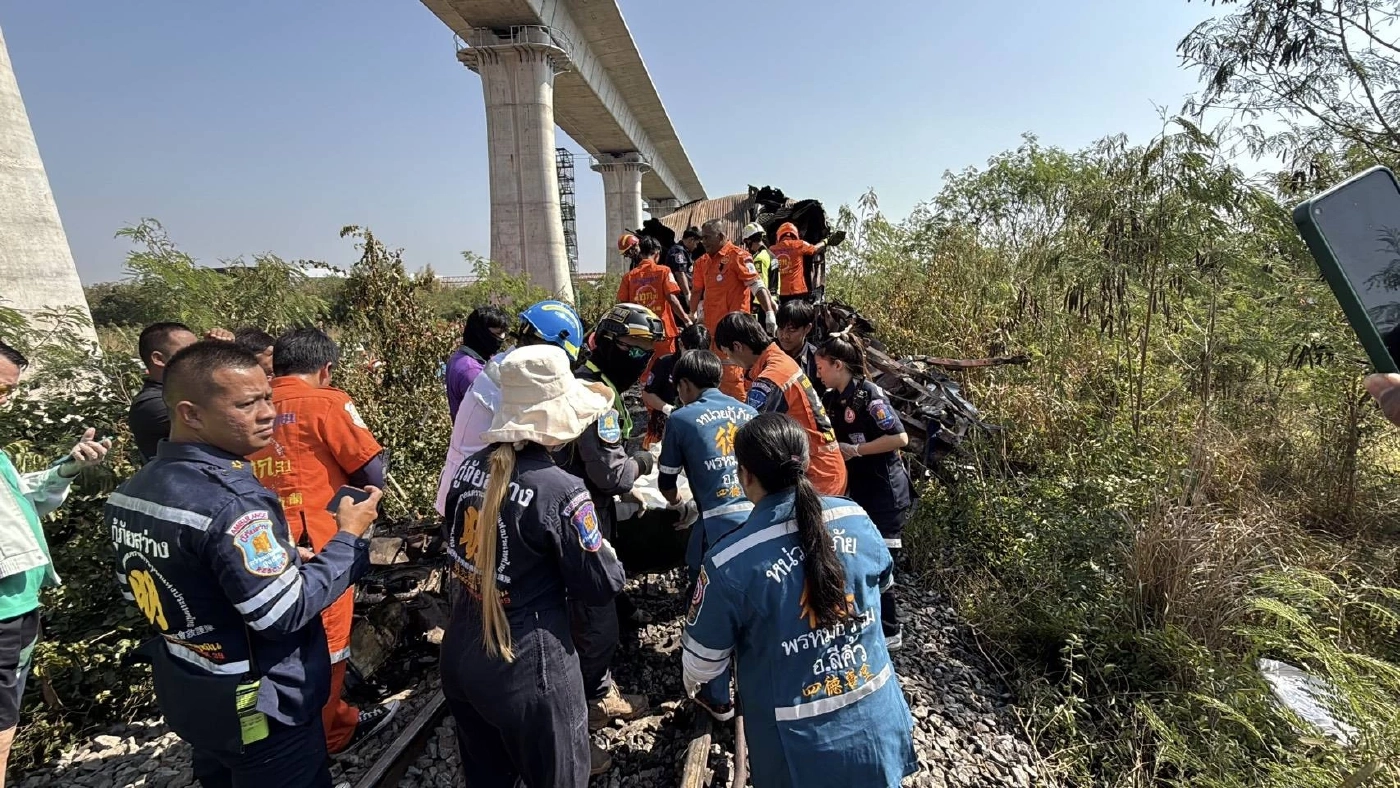 อัปเดตยอดผู้ประสบเหตุ เครนถล่มใส่รถไฟจนเกิดไฟไหม้ ดับ 22 เจ็บ 64