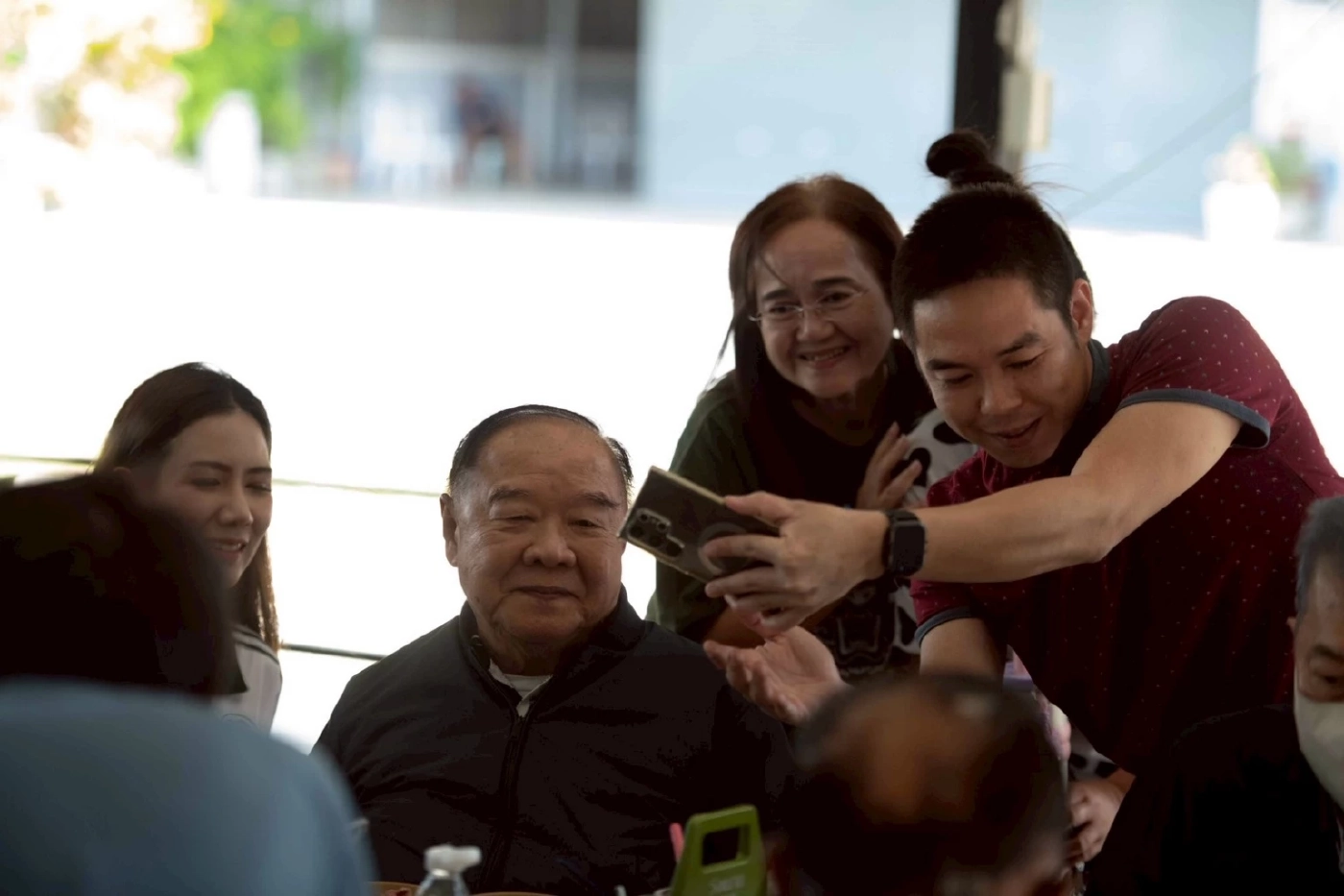 “ลุงป้อม” สลัดคราบนักการเมือง ผันตัวเป็นนักชิม รีวิวร้านเด็ด