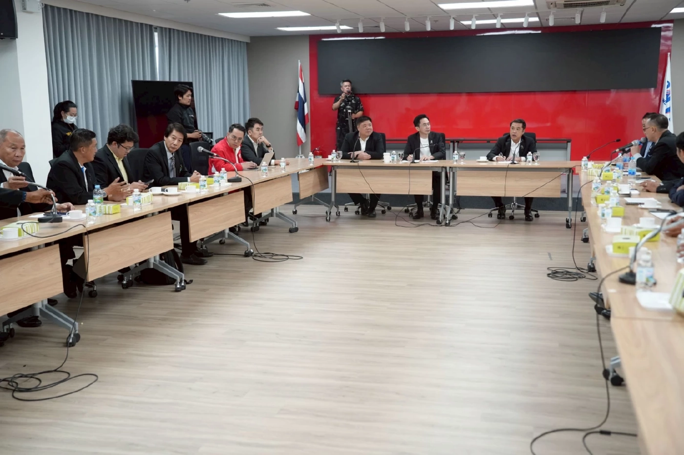 "เพื่อไทย" เปิดบ้านถก "สมาพันธ์ขนส่งฯ" รับฟัง 4 ข้อเสนอเร่งด่วน