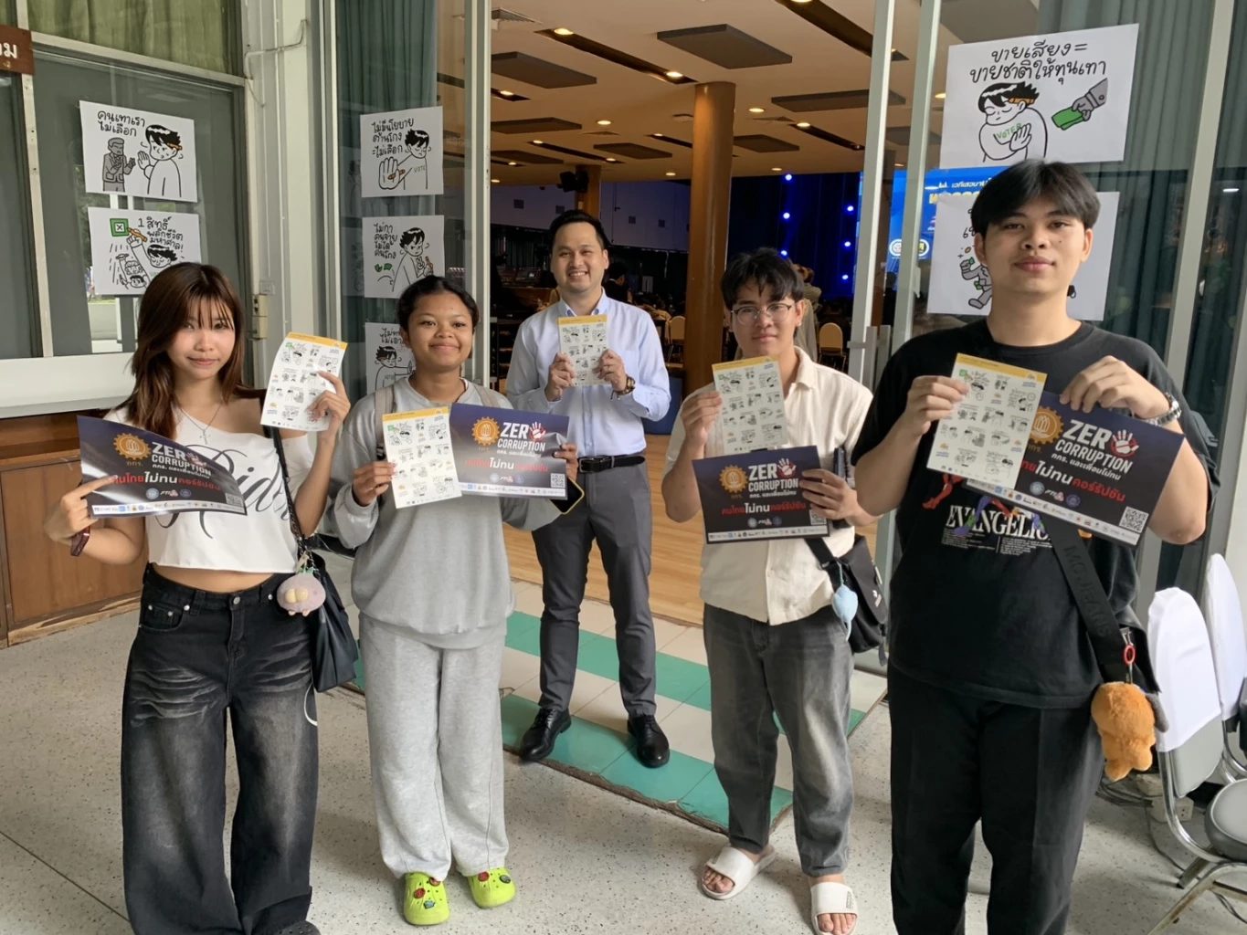 เครือข่ายประชาสังคมรับลูก กกร.ปล่อยสติกเกอร์ ร่วมรณรงค์เลือกตั้ง