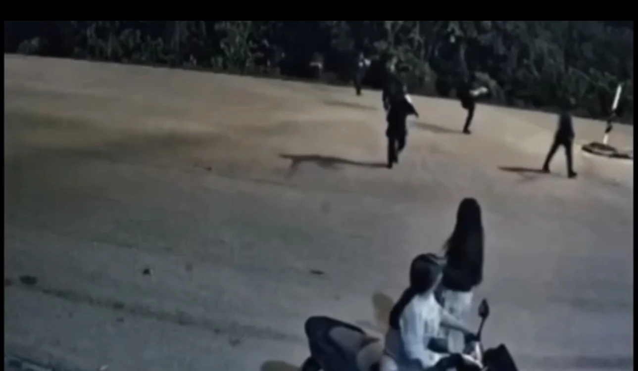 เปิดภาพวงจรปิด นาที 6 คนร้ายหอบระเบิดถังดับเพลิงวางบึ้ม "ปั๊มน้ำมัน" (มีคลิป)